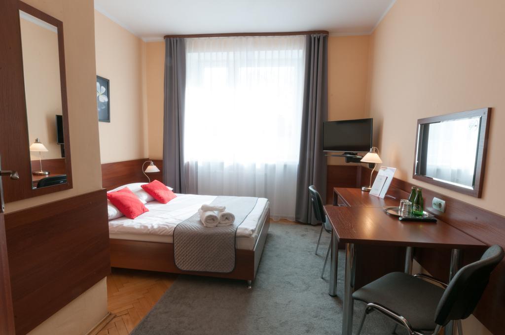 Hotel Komes Скаржиско-Каменна Экстерьер фото
