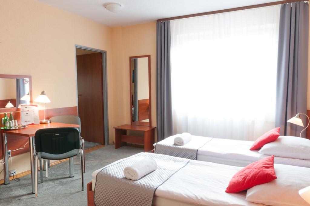 Hotel Komes Скаржиско-Каменна Экстерьер фото